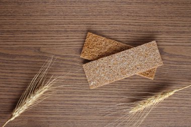 çavdar cpispbread bir ahşap zemin üzerine