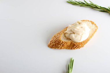 peynir ekmek üzerinde beyaz bir arka plan işleme