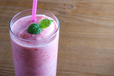 ahşap arka plan üzerinde smoothies