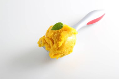 sorbe mango sarı dondurma kaşık