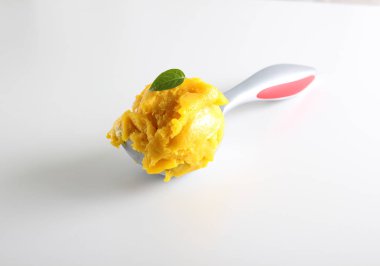 sorbe mango sarı dondurma kaşık