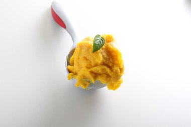 sorbe mango sarı dondurma kaşık