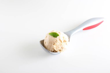 dondurma top Creme brulee beyaz bir arka plan üzerinde