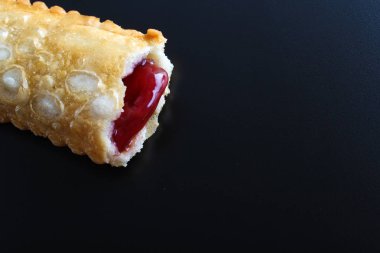 siyah bir arka plan üzerine vişneli pasta kızarmış yağ Yabani Çilek reçel