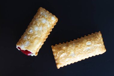 siyah bir arka plan üzerine vişneli pasta kızarmış yağ Yabani Çilek reçel