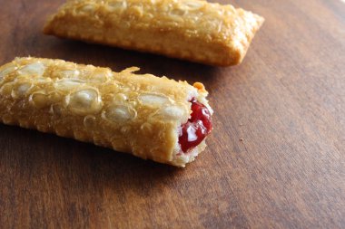 ahşap bir arka plan üzerine vişneli pasta kızarmış yağ Yabani Çilek reçel