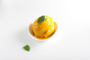 beyaz zemin üzerine sarı mango şerbeti