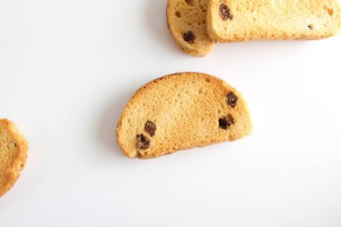 galeta bisküvileri beyaz zemin üzerine üzümlü
