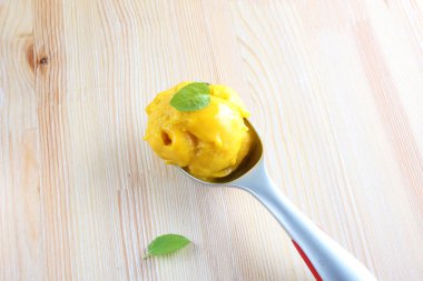 mango şerbeti hafif bir arka plan üzerinde