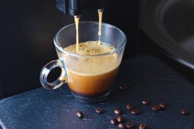 kahve cam bir taş üzerinde arka plan kahve makinesi