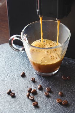 kahve cam bir taş üzerinde arka plan kahve makinesi