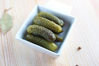 ışık arka plan üzerinde turşu salatalık turşusu