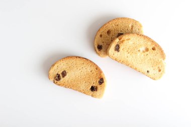 galeta bisküvileri beyaz zemin üzerine üzümlü