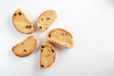 galeta bisküvileri beyaz zemin üzerine üzümlü