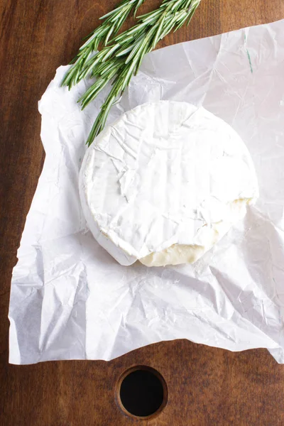 Queso Brie Fondo Madera Romero — Foto de Stock