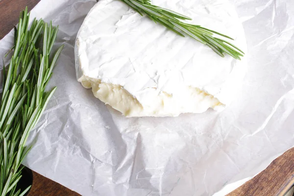 Queso Brie Fondo Madera Romero —  Fotos de Stock