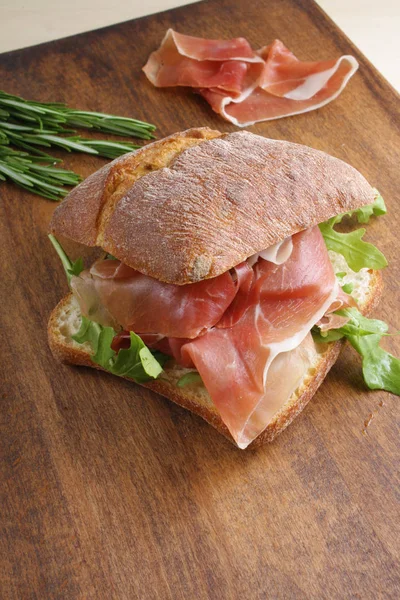Sandwich Met Ham Jamon Een Houten Achtergrond — Stockfoto