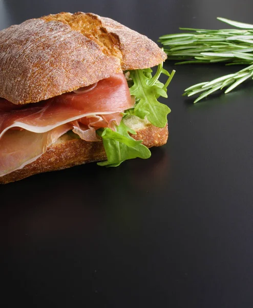 Sandwich Met Ham Jamon Een Stenen Achtergrond — Stockfoto