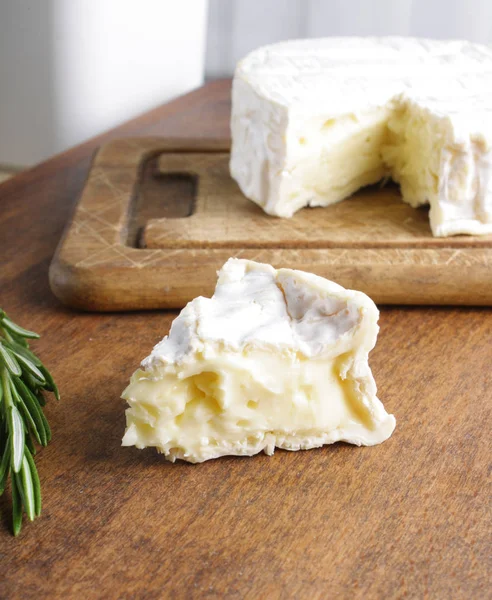 Queso Brie Camembert Sobre Fondo Madera —  Fotos de Stock
