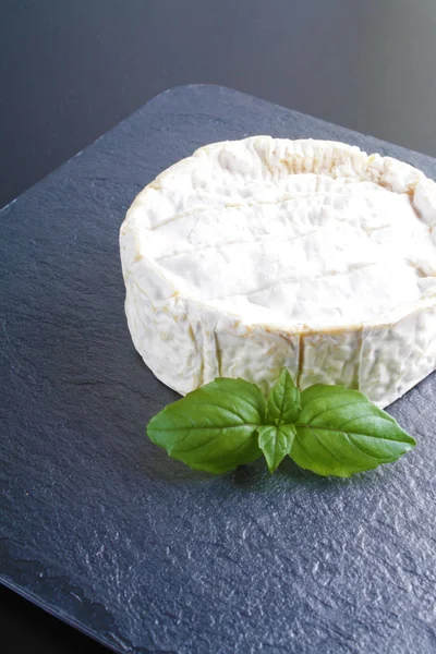 Queso Brie Sobre Fondo Piedra — Foto de Stock