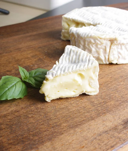 Queijo Brie Camembert Sobre Fundo Madeira — Fotografia de Stock