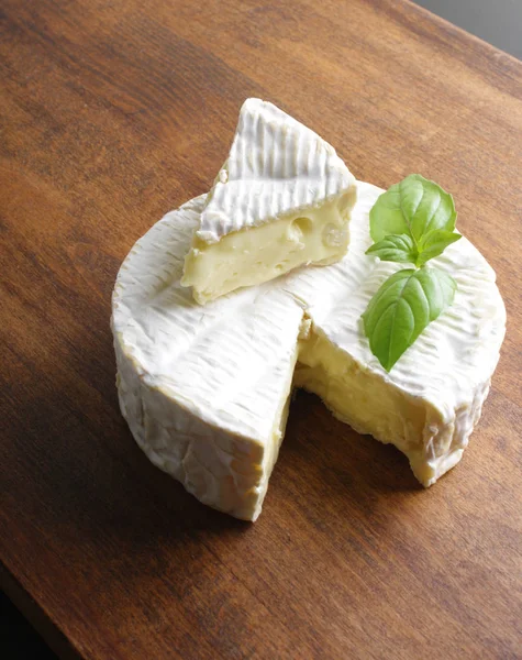 木製の背景にカマンベール ブリーチーズ — ストック写真