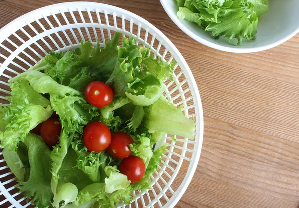 Sla Bladeren Tomaten Hand Een Houten Achtergrond — Stockfoto