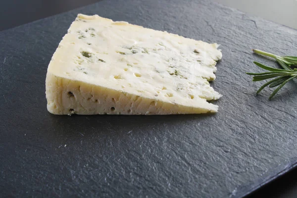 Formaggio Azzurro Sfondo Pietra Rosmarino — Foto Stock