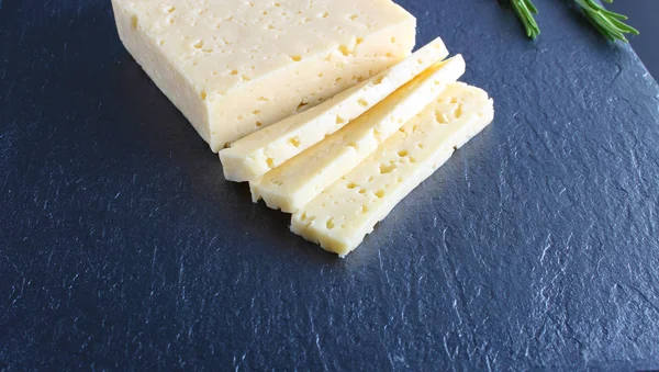 石暗い背景にカット チーズ — ストック写真