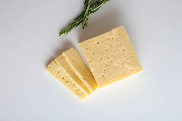 Beyaz Arka Plan Içine Kesilmiş Peynir — Stok fotoğraf