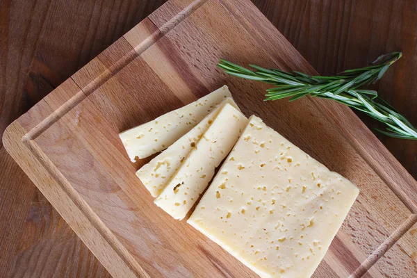 Ahşap Bir Arka Plan Üzerinde Peynir Kesti — Stok fotoğraf