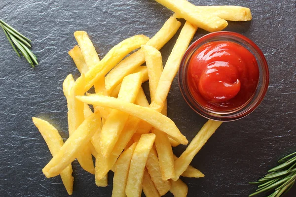 Papas Fritas Salsa Tomate Sobre Fondo Oscuro — Foto de Stock