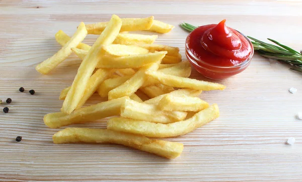 Papas Fritas Ketchup Sobre Fondo Madera Clara — Foto de Stock