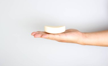 hafif bir arka planda bir elde sabun