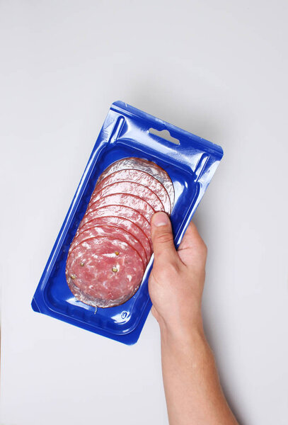 голубая вакуумная упаковка колбаса
