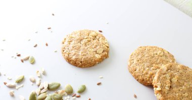 Mısır gevreği çerezleri hafif bir arka plan üzerinde