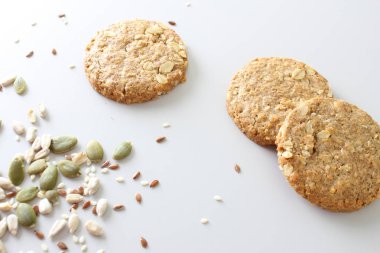 Mısır gevreği çerezleri hafif bir arka plan üzerinde