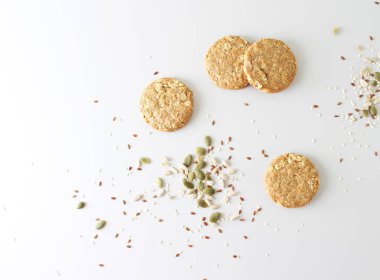 Mısır gevreği çerezleri hafif bir arka plan üzerinde