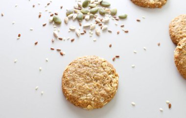 Mısır gevreği çerezleri hafif bir arka plan üzerinde