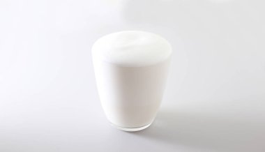 süt köpük bardak hafif bir arka plan üzerinde