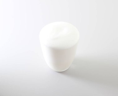 süt köpük bardak hafif bir arka plan üzerinde