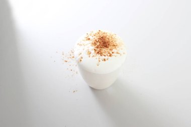 süt köpüğü tarçın cam hafif bir arka plan üzerinde