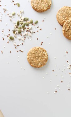 Mısır gevreği çerezleri hafif bir arka plan üzerinde