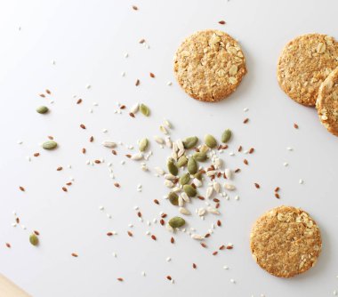 Mısır gevreği çerezleri hafif bir arka plan üzerinde