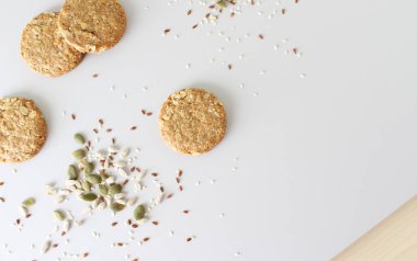 Mısır gevreği çerezleri hafif bir arka plan üzerinde