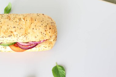 sandviç baget susam sebze hafif bir arka plan üzerinde