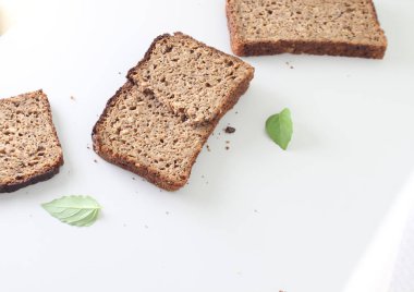 hafif bir arka plan üzerinde konserve ekmek