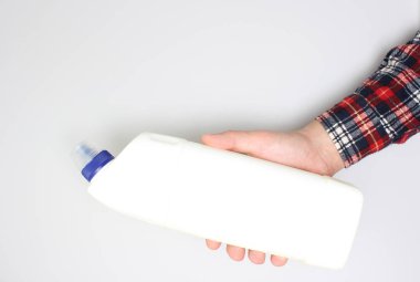 deterjan şişesi elinde beyaz