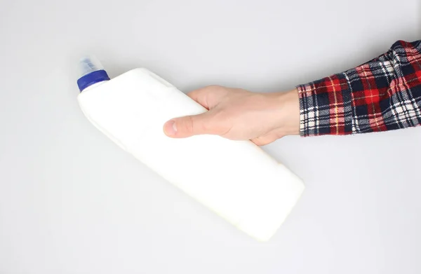 白色洗涤剂瓶在手 — 图库照片