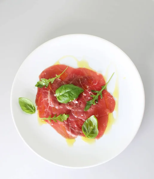 Rindfleisch Carpaccio Auf Hellgrauem Basilikum Hintergrund — Stockfoto